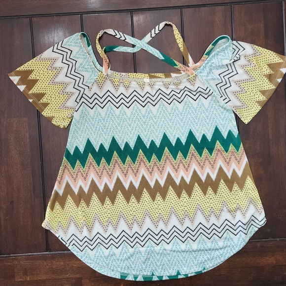 Young At Heart Chevron Patterned Women's Top - Picture 1 of 4